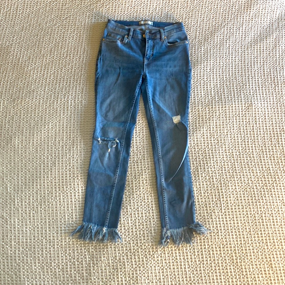 Free people size 26 distressed skinny jeans with fringe detail